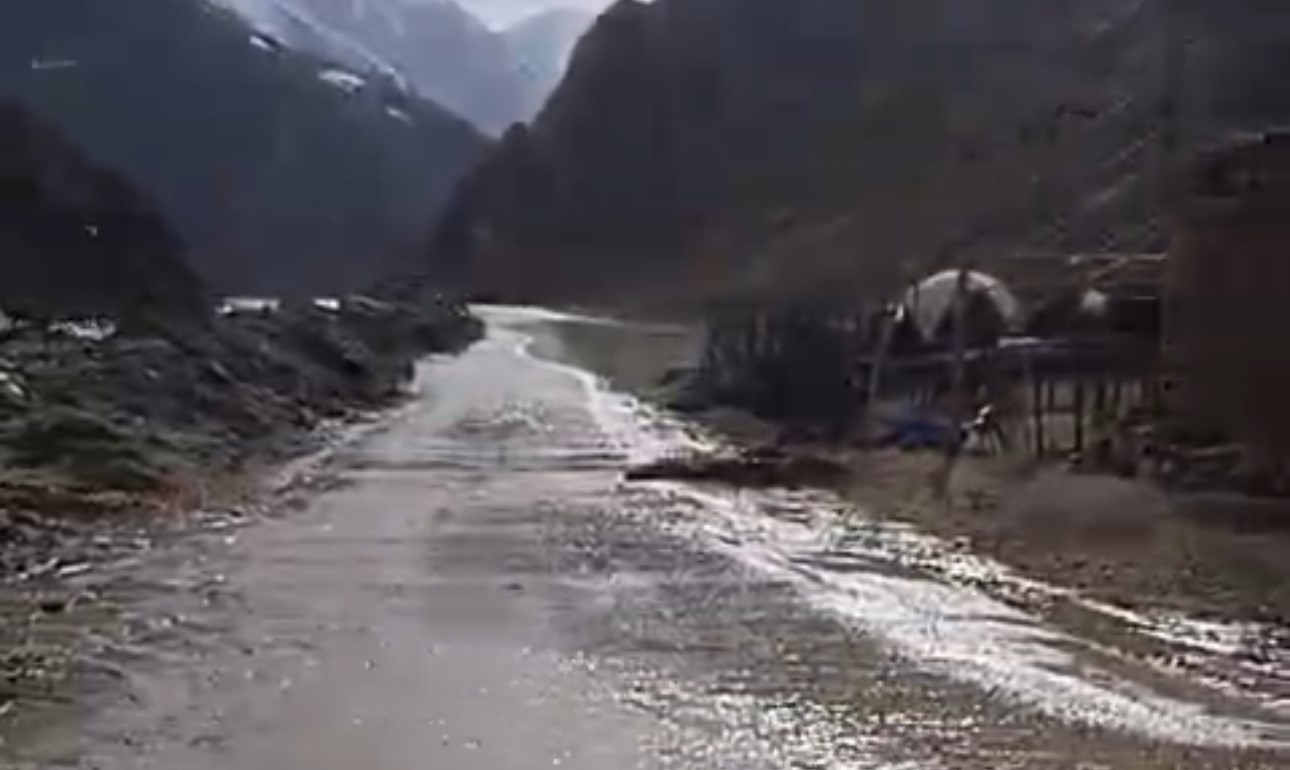 Yüksekova’da ahırları su bastı: Mahsur kalan hayvanlar kurtarıldı
