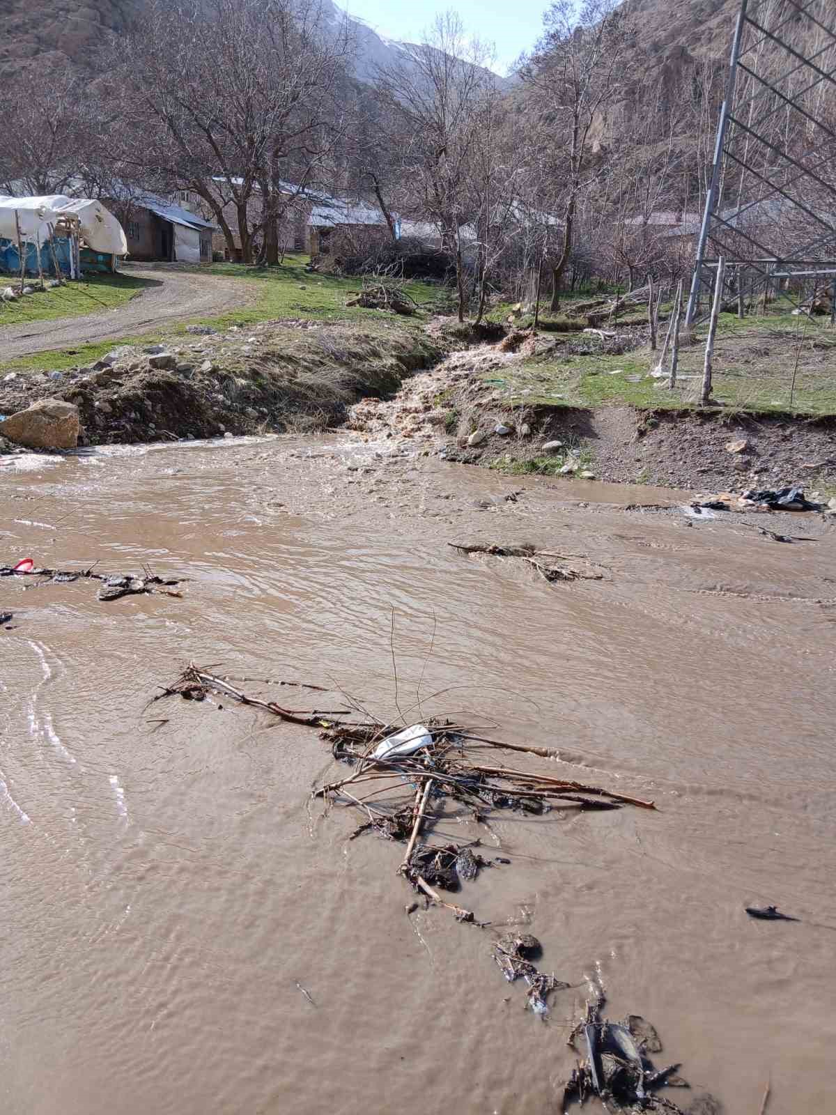 Yüksekova’da ahırları su bastı: Mahsur kalan hayvanlar kurtarıldı
