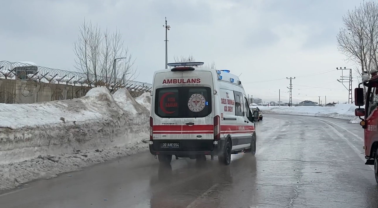 Yüksekova’da belediye otobüsü ile minibüs çarpıştı: 18 yaralı
