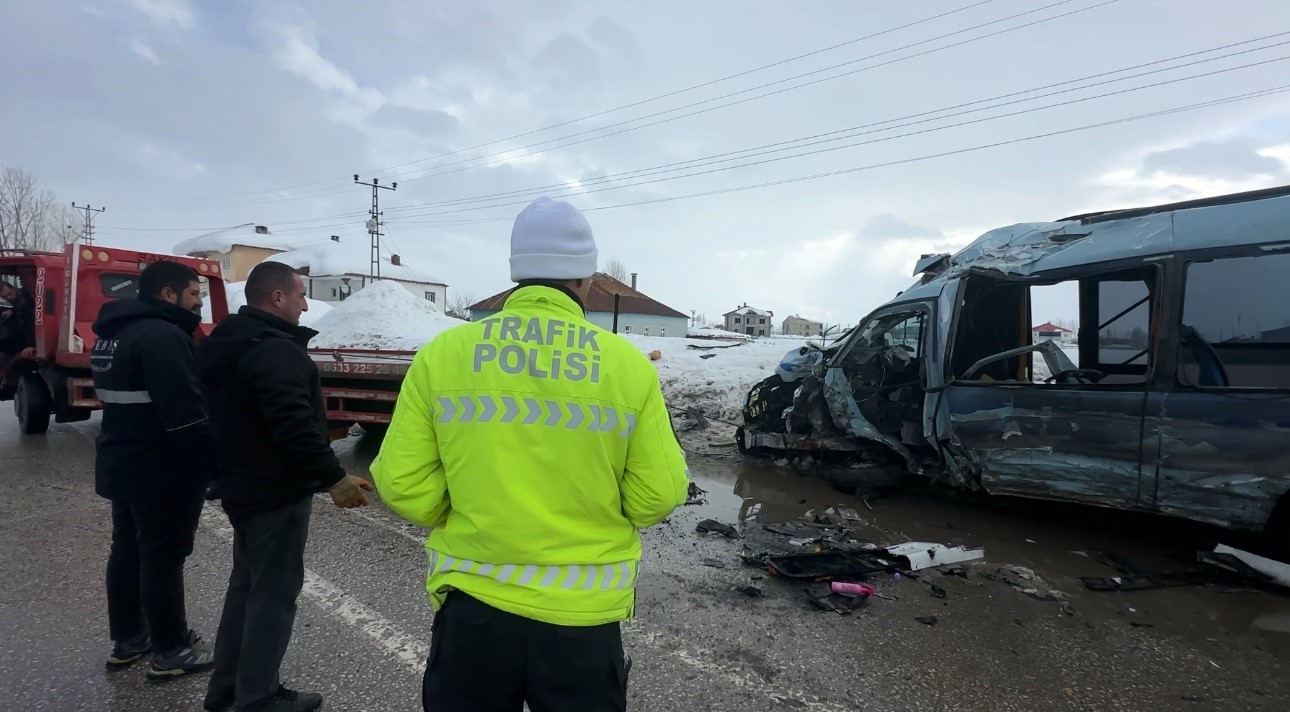 Yüksekova’da belediye otobüsü ile minibüs çarpıştı: 18 yaralı
