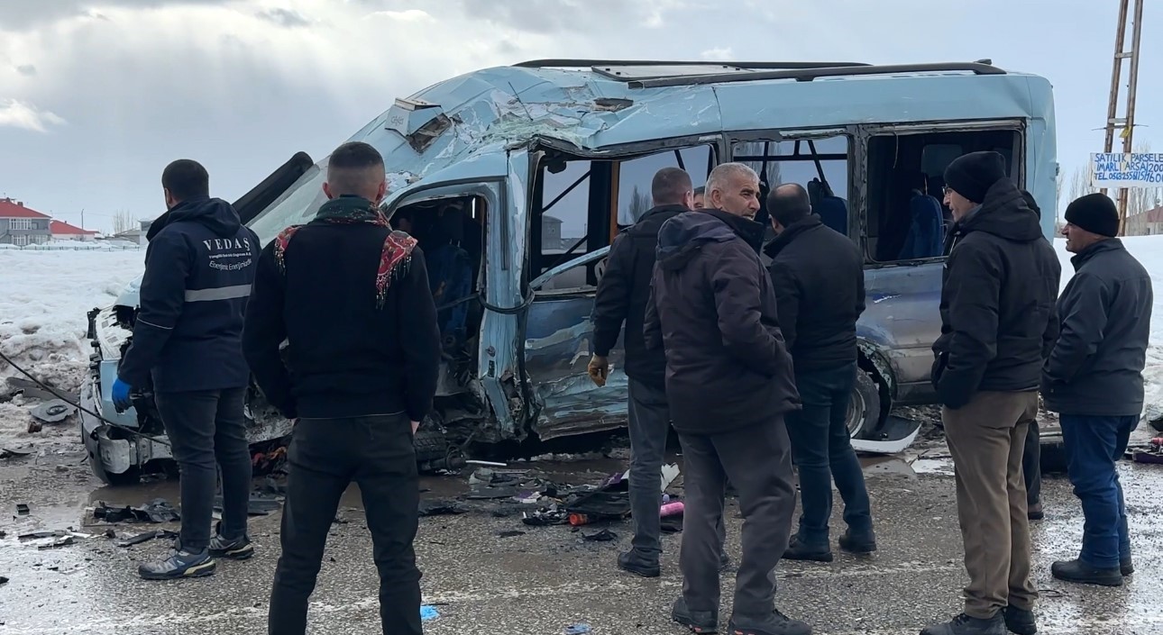 Yüksekova’da belediye otobüsü ile minibüs çarpıştı: 18 yaralı
