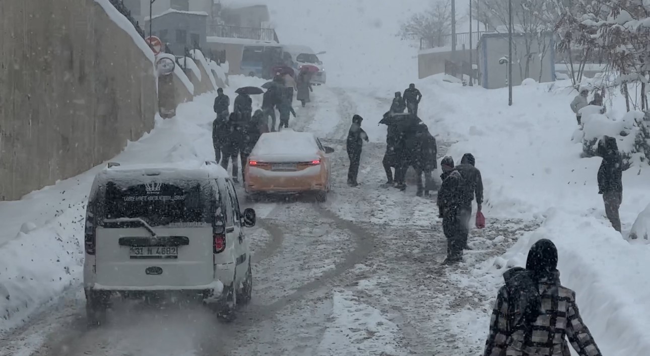 Yüksekova’da beyaz esaret: Vatandaşlar araçlarını bırakıp yürüdü
