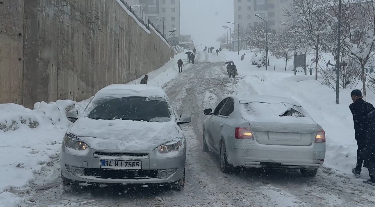 Yüksekova’da beyaz esaret: Vatandaşlar araçlarını bırakıp yürüdü

