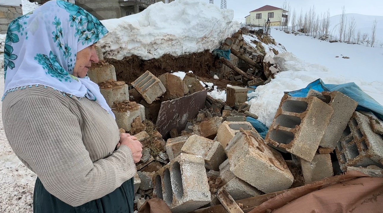 Yüksekova’da bir annenin sessiz feryadı: Zine Teyze yıkılan ahırının başında gözyaşlarına boğuldu
