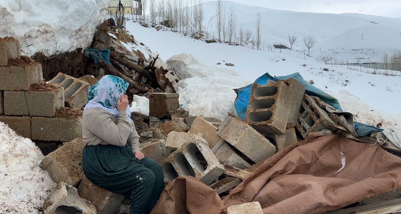 Yüksekova’da bir annenin sessiz feryadı: Zine Teyze yıkılan ahırının başında gözyaşlarına boğuldu
