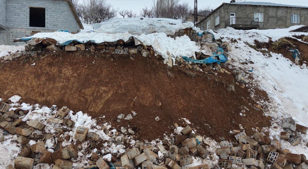 Yüksekova’da bir annenin sessiz feryadı: Zine Teyze yıkılan ahırının başında gözyaşlarına boğuldu
