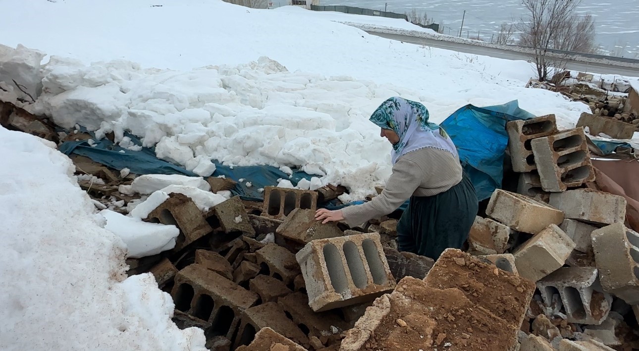 Yüksekova’da bir annenin sessiz feryadı: Zine Teyze yıkılan ahırının başında gözyaşlarına boğuldu
