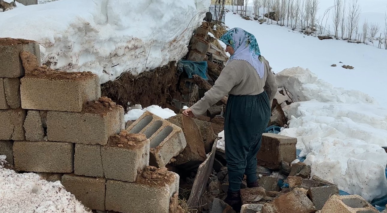 Yüksekova’da bir annenin sessiz feryadı: Zine Teyze yıkılan ahırının başında gözyaşlarına boğuldu
