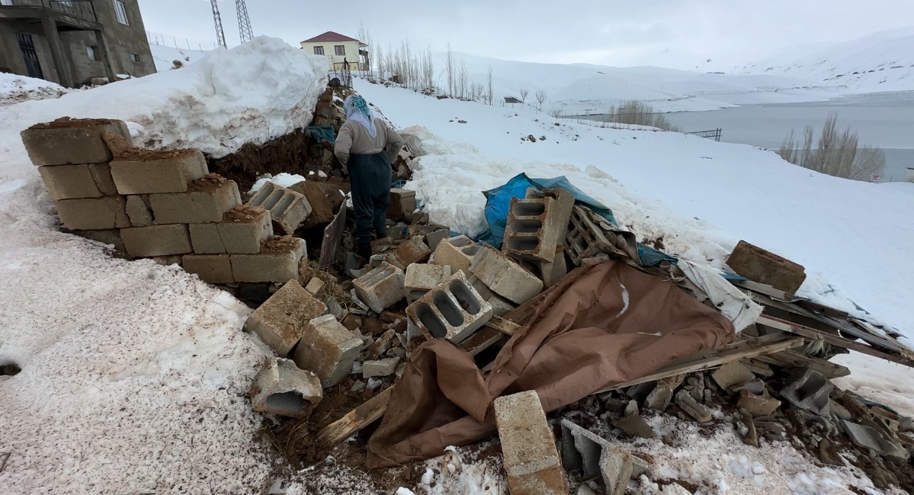 Yüksekova’da bir annenin sessiz feryadı: Zine Teyze yıkılan ahırının başında gözyaşlarına boğuldu
