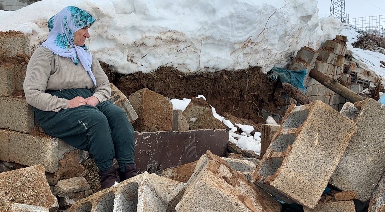 Yüksekova’da bir annenin sessiz feryadı: Zine Teyze yıkılan ahırının başında gözyaşlarına boğuldu
