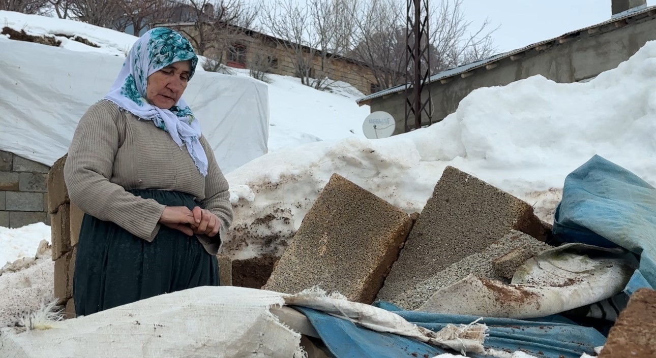 Yüksekova’da bir annenin sessiz feryadı: Zine Teyze yıkılan ahırının başında gözyaşlarına boğuldu

