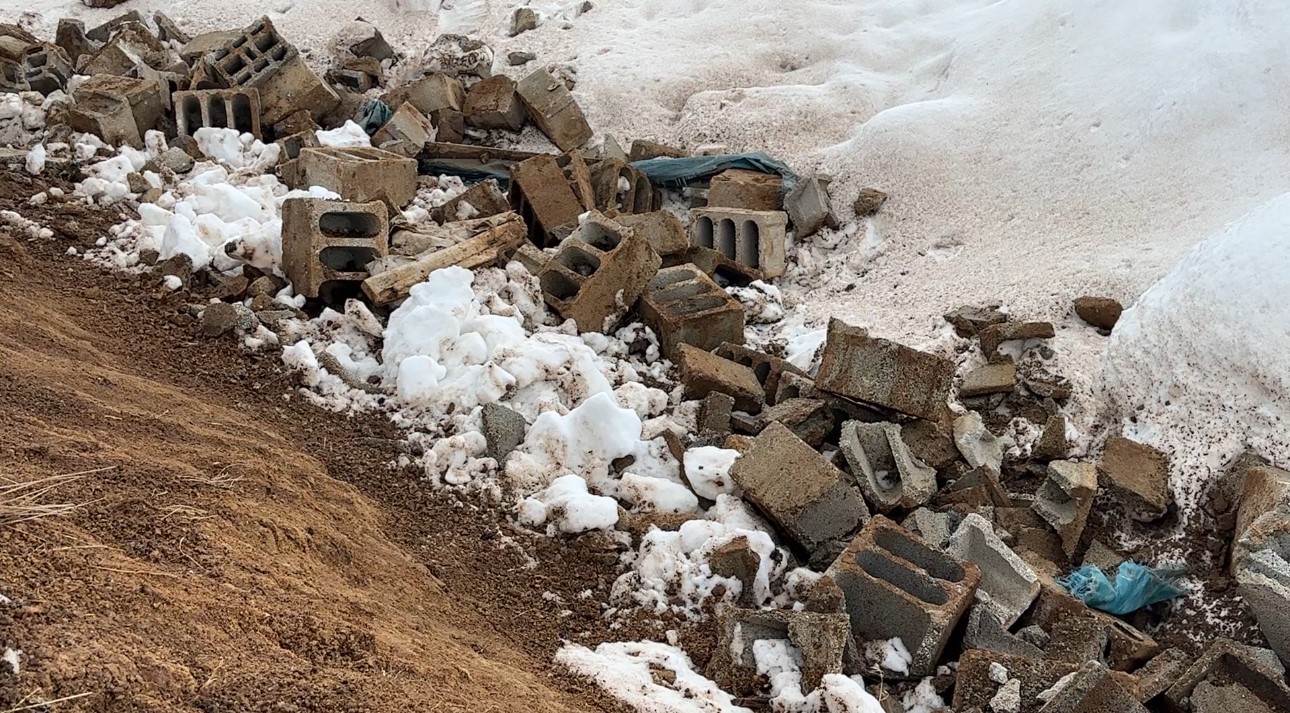 Yüksekova’da bir annenin sessiz feryadı: Zine Teyze yıkılan ahırının başında gözyaşlarına boğuldu

