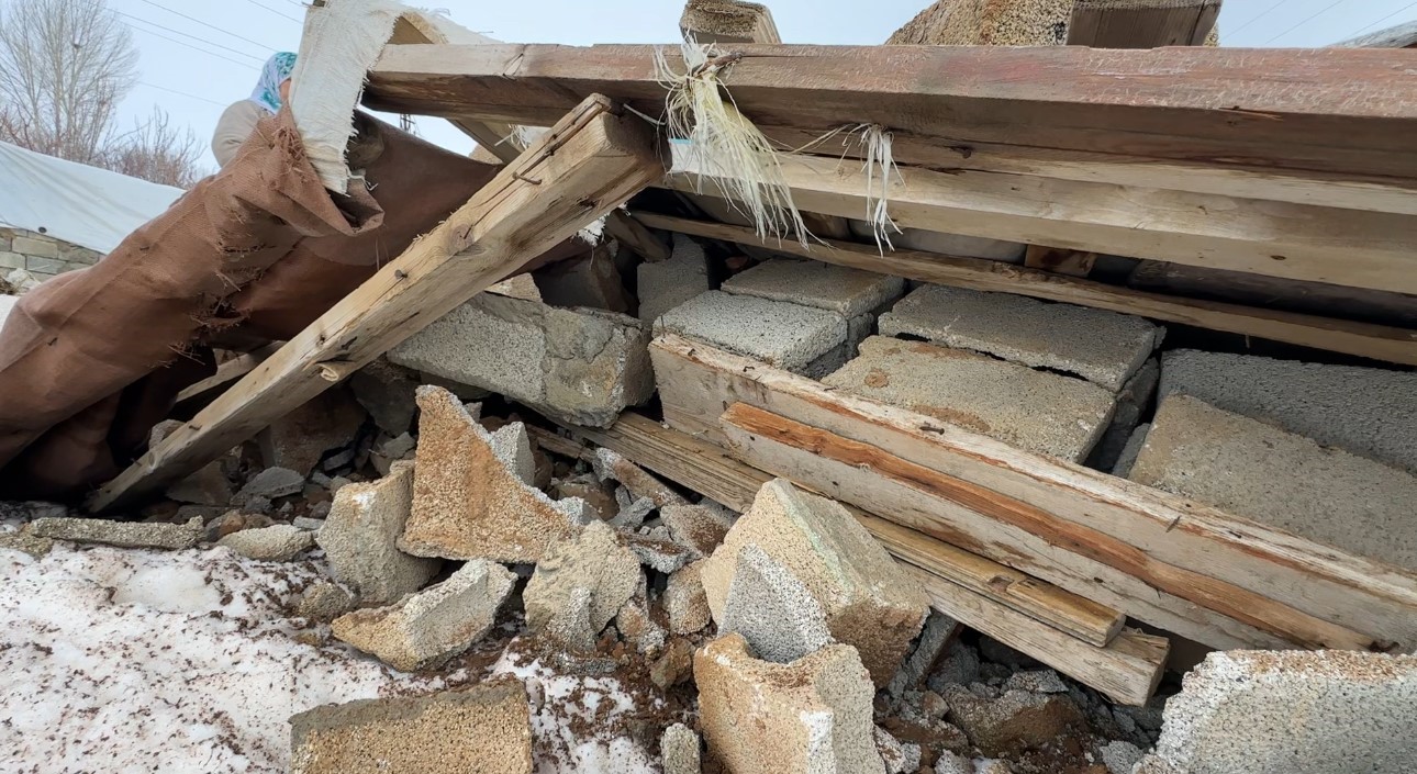 Yüksekova’da bir annenin sessiz feryadı: Zine Teyze yıkılan ahırının başında gözyaşlarına boğuldu
