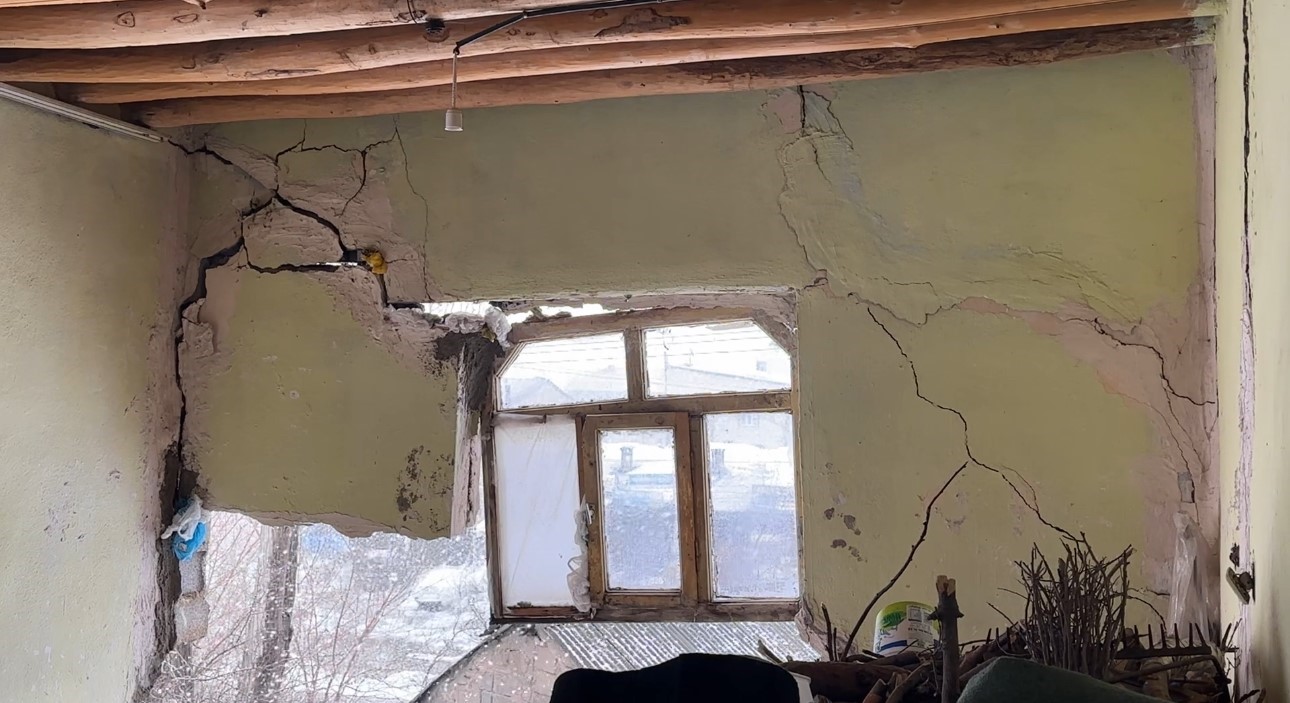 Yüksekova’da bir evin duvarı yıkıldı: "Deprem oluyor sandım"
