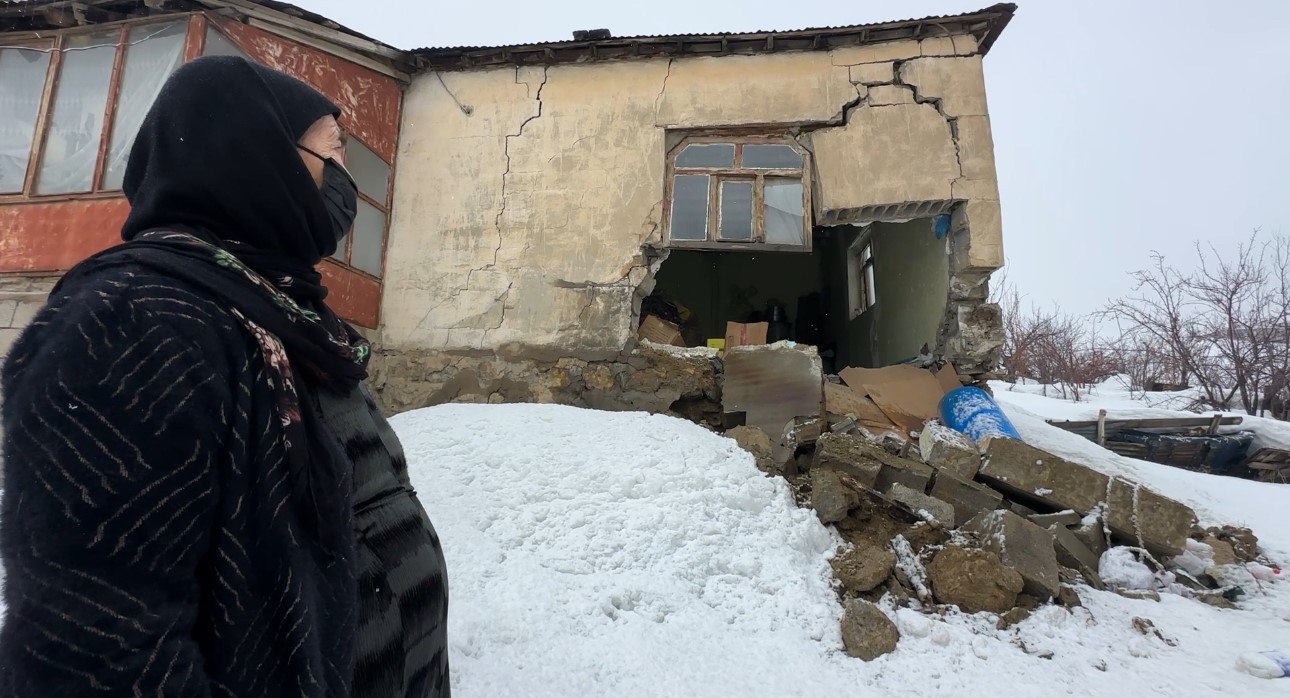 Yüksekova’da bir evin duvarı yıkıldı: "Deprem oluyor sandım"
