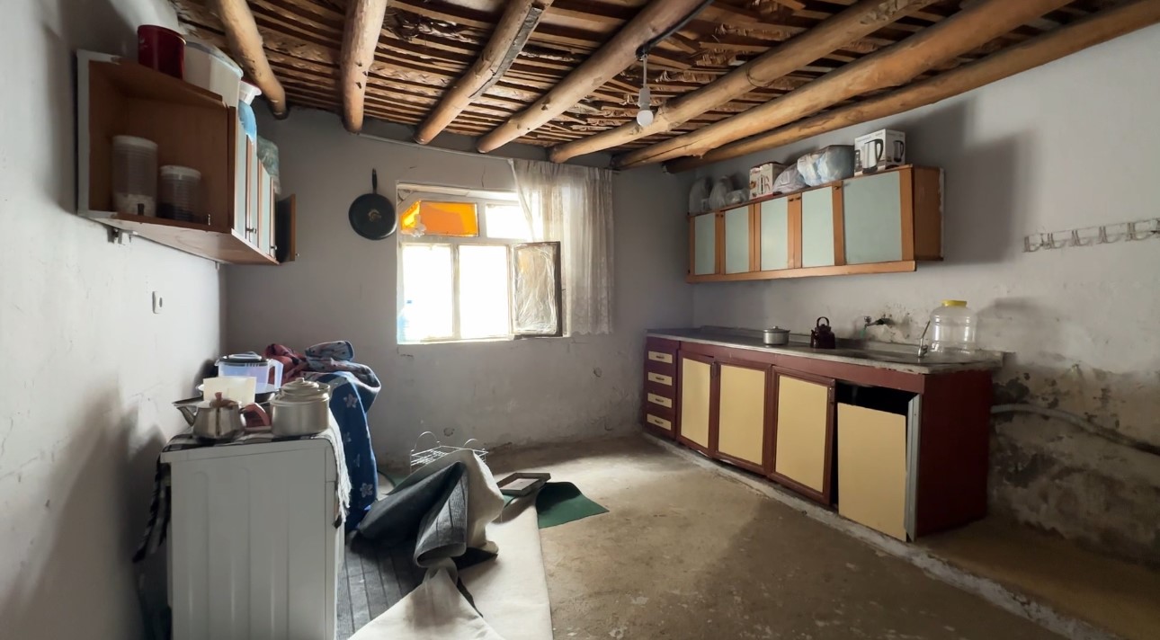 Yüksekova’da bir evin duvarı yıkıldı: "Deprem oluyor sandım"
