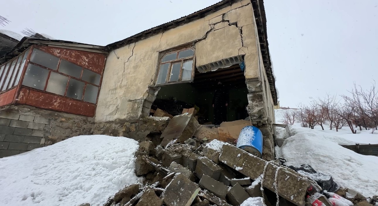 Yüksekova’da bir evin duvarı yıkıldı: "Deprem oluyor sandım"
