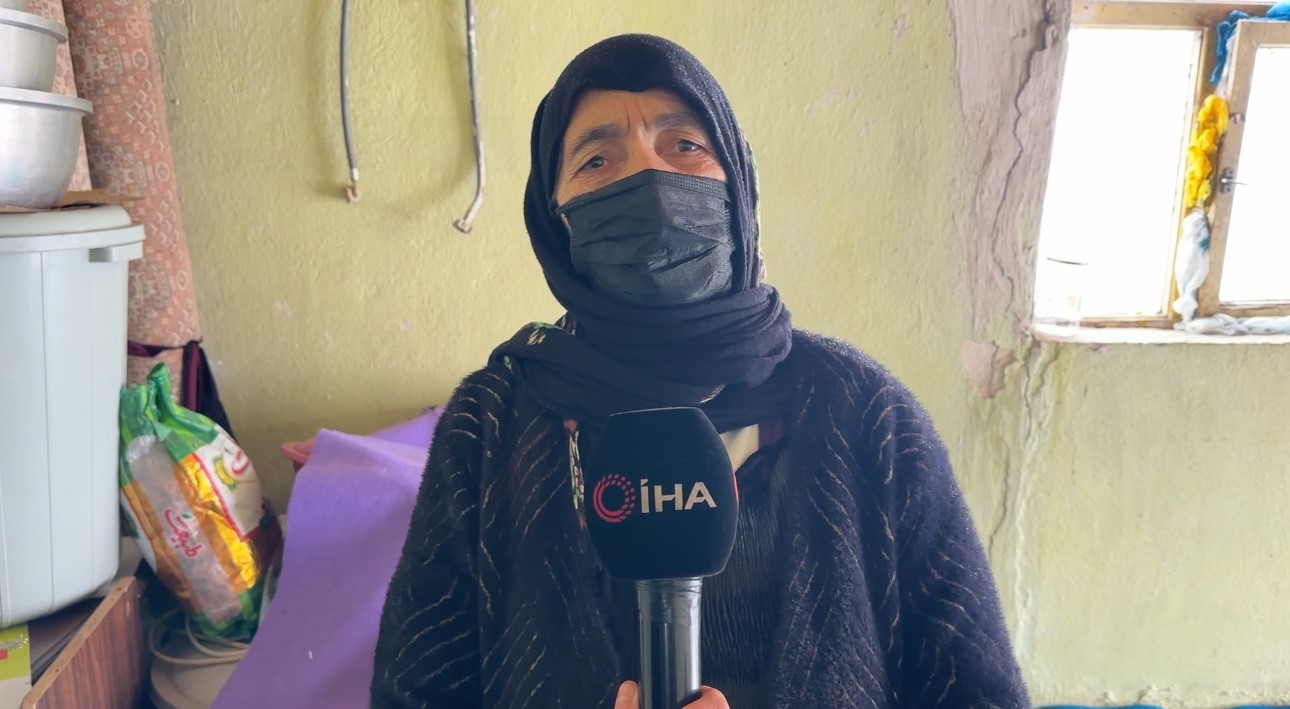 Yüksekova’da bir evin duvarı yıkıldı: "Deprem oluyor sandım"
