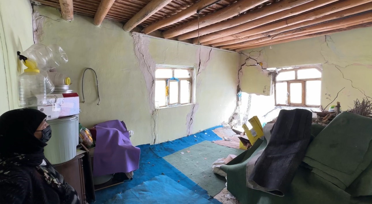 Yüksekova’da bir evin duvarı yıkıldı: "Deprem oluyor sandım"
