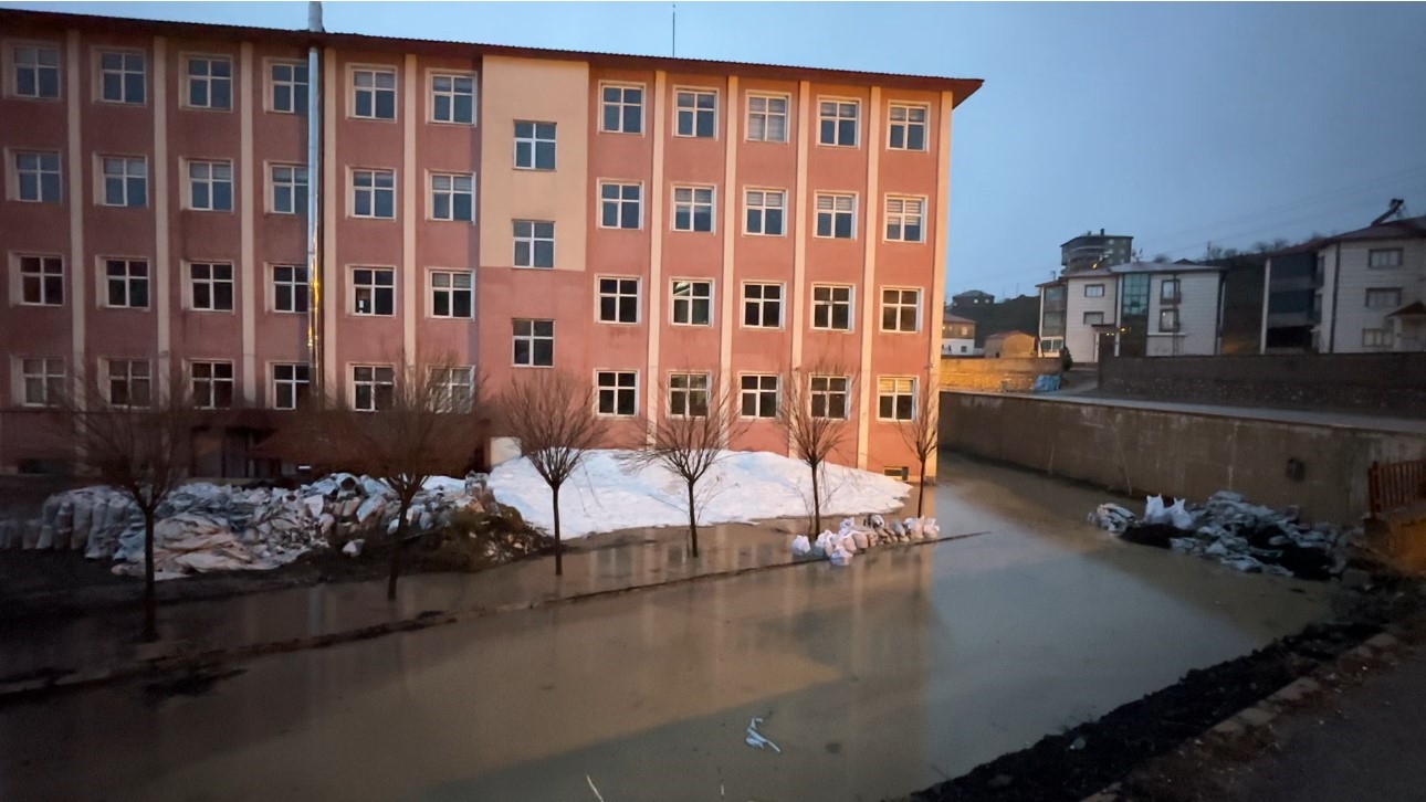 Yüksekova’da bir okul sular içinde kaldı
