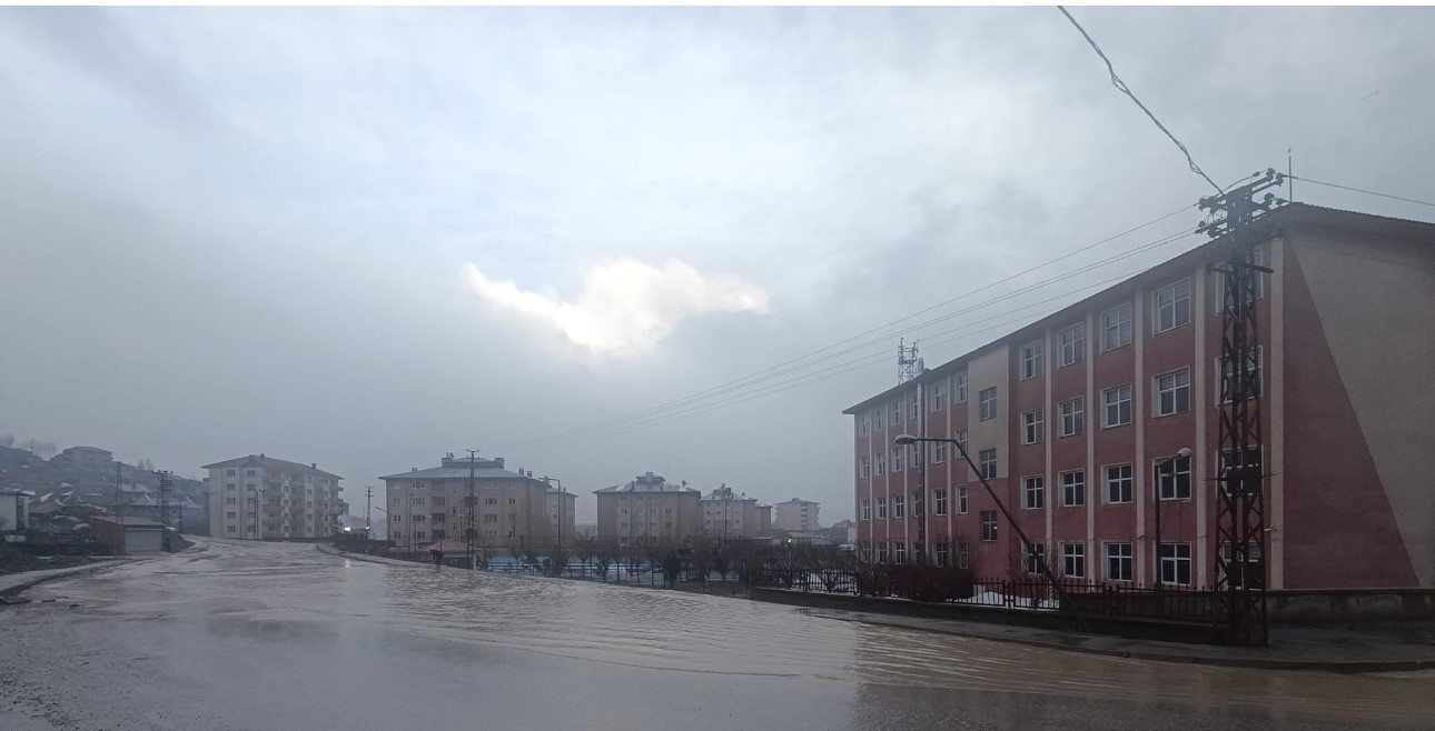 Yüksekova’da bir okul sular içinde kaldı
