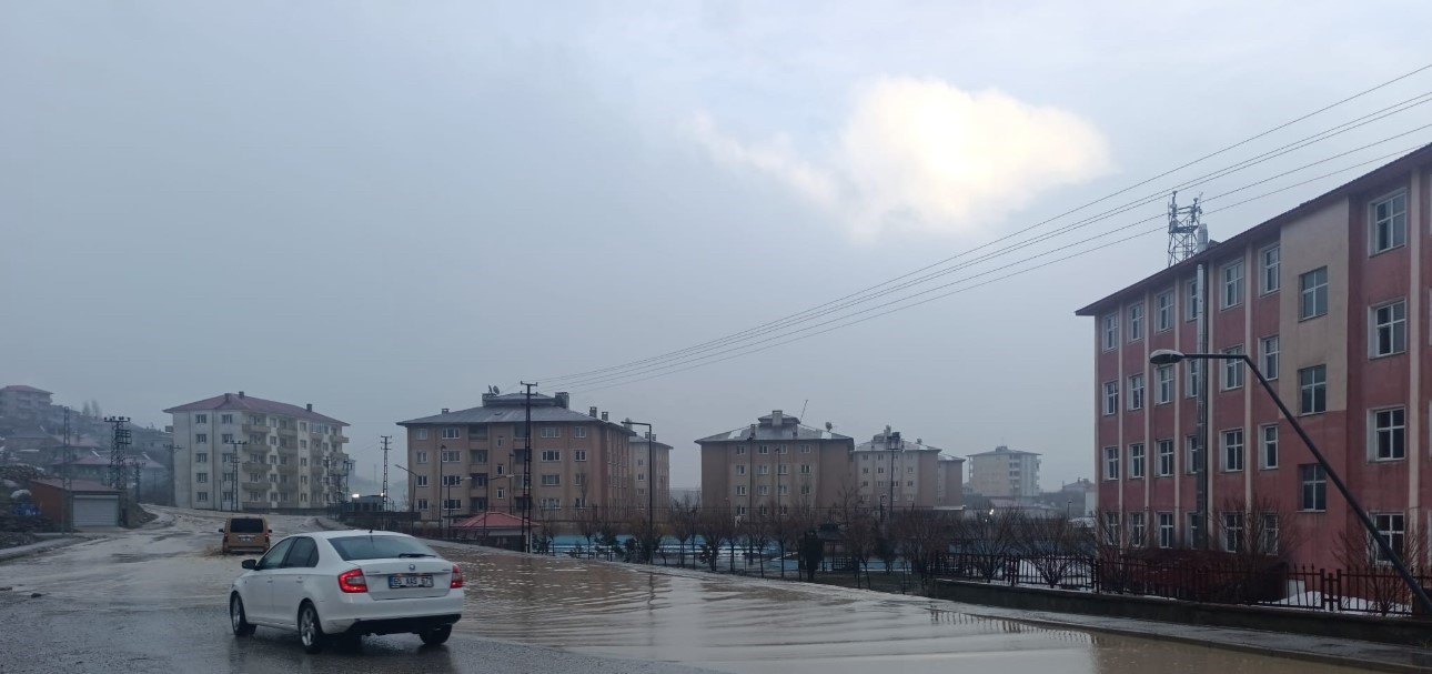 Yüksekova’da bir okul sular içinde kaldı
