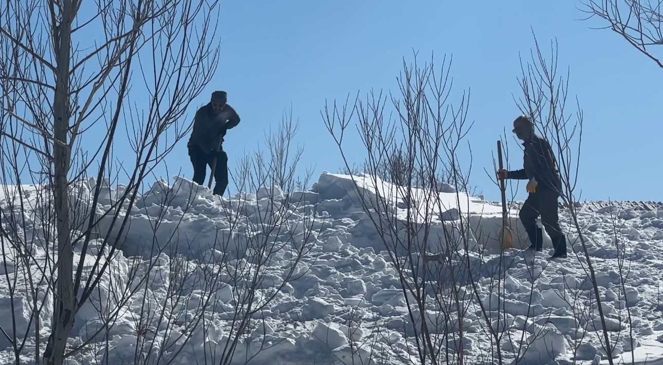 Yüksekova’da buz sarkıtları 3 metreyi aştı
