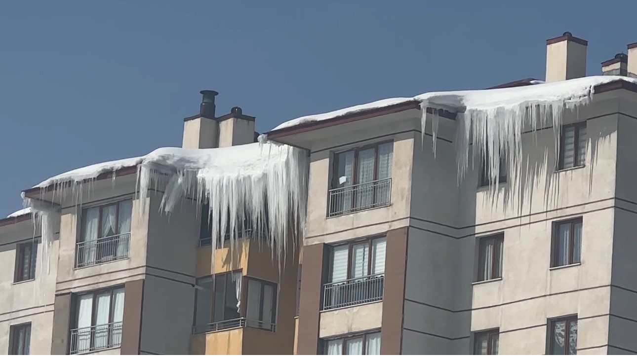 Yüksekova’da buz sarkıtları 3 metreyi aştı
