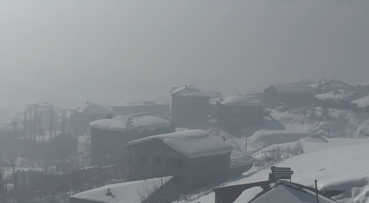 Yüksekova’da buz sarkıtları 3 metreyi aştı
