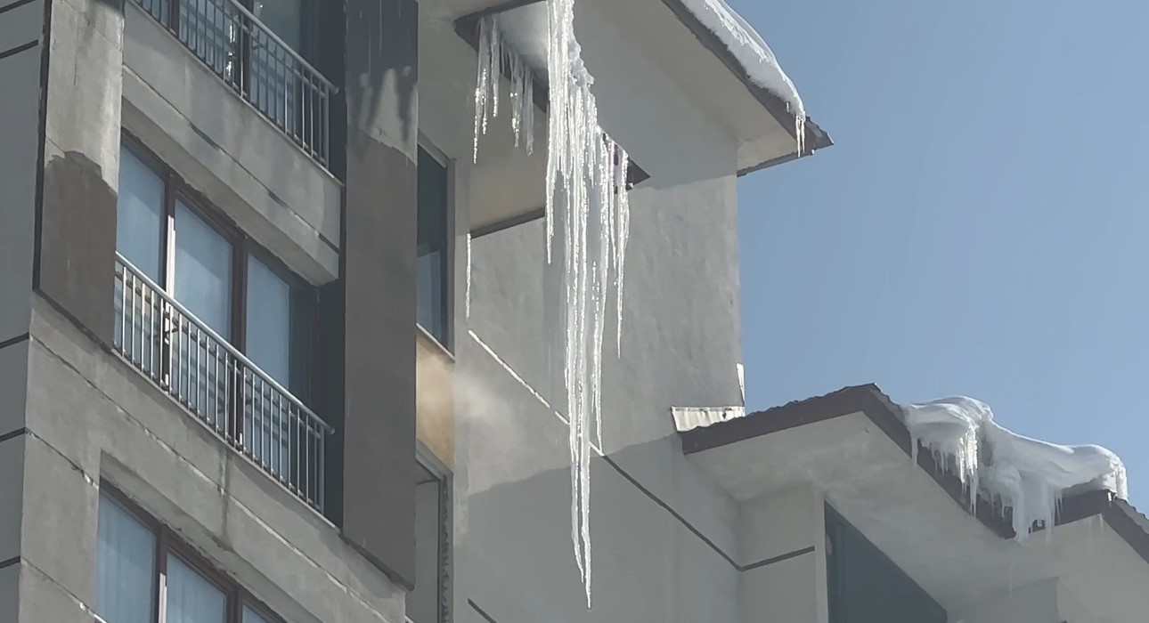 Yüksekova’da buz sarkıtları 3 metreyi aştı
