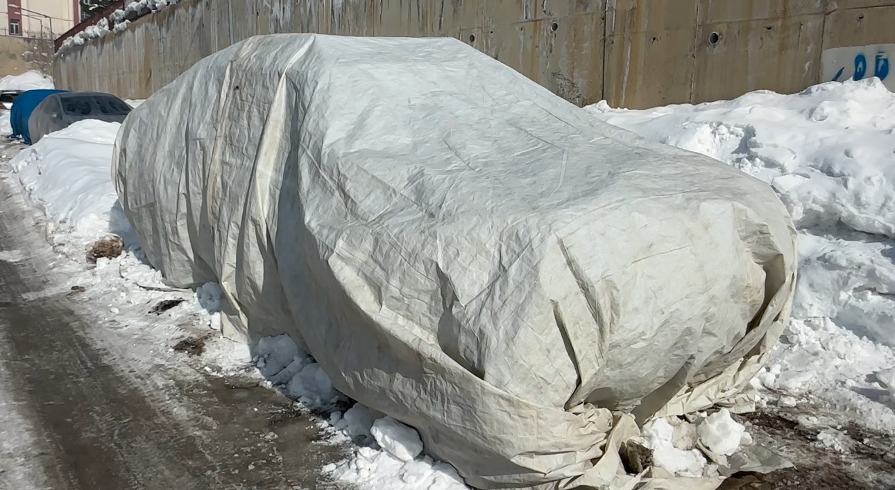 Yüksekova’da buz sarkıtları 3 metreyi aştı
