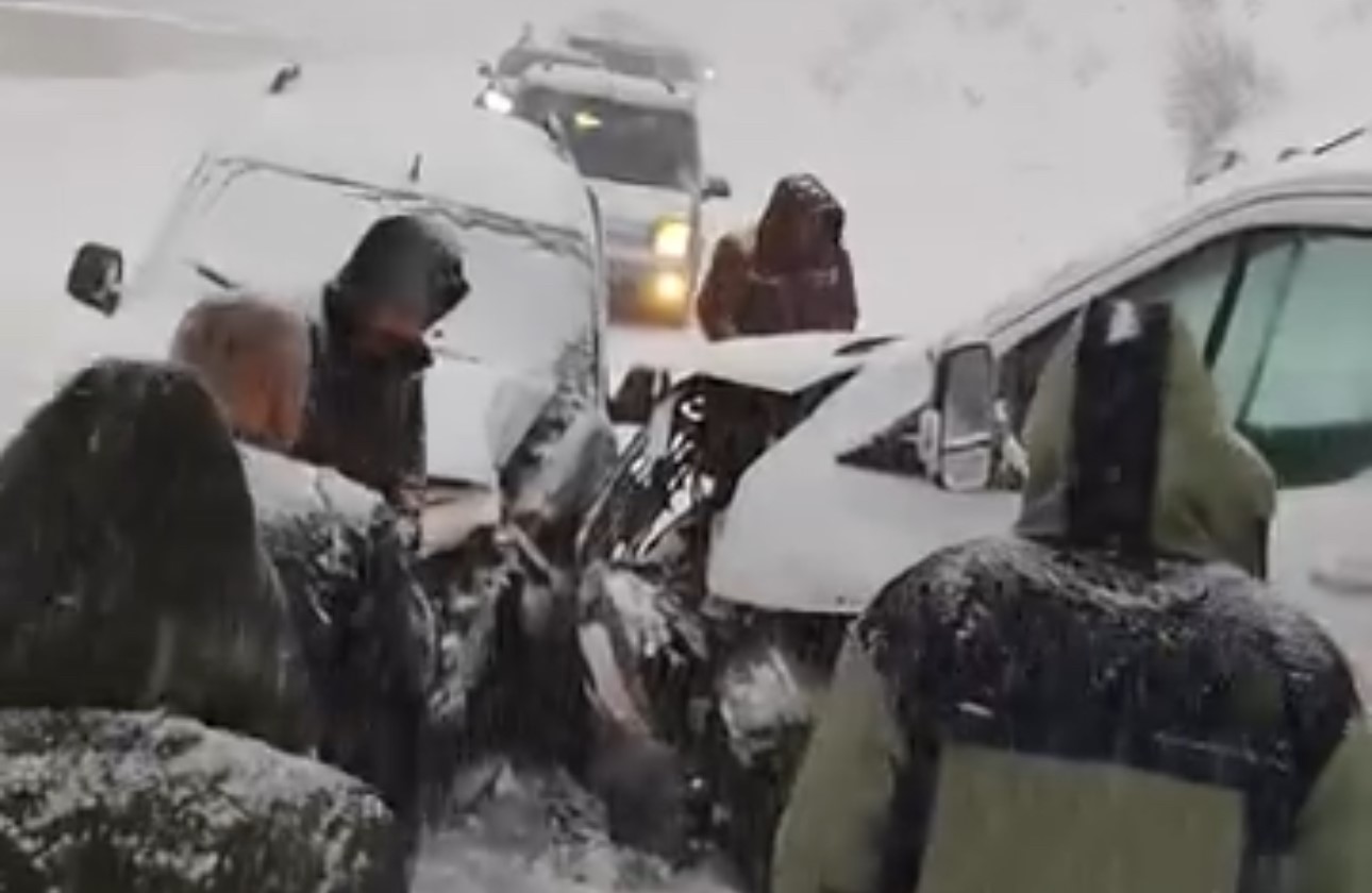 Yüksekova’da buzlu yolda 2 kamyonet çarpıştı
