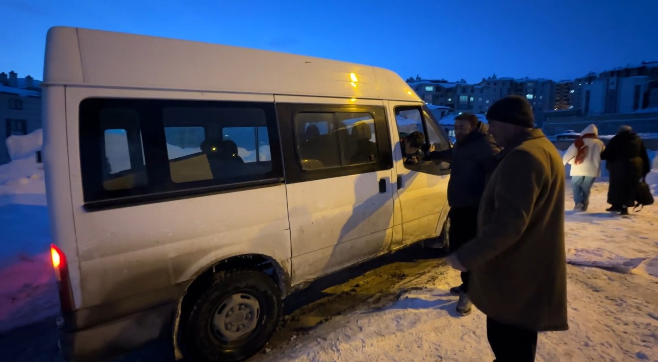 Yüksekova’da buzlu yolda mahsur kalan minibüsü vatandaşlar kurtardı
