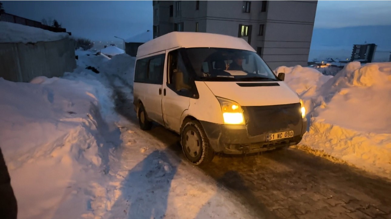 Yüksekova’da buzlu yolda mahsur kalan minibüsü vatandaşlar kurtardı
