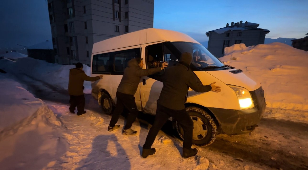 Yüksekova’da buzlu yolda mahsur kalan minibüsü vatandaşlar kurtardı
