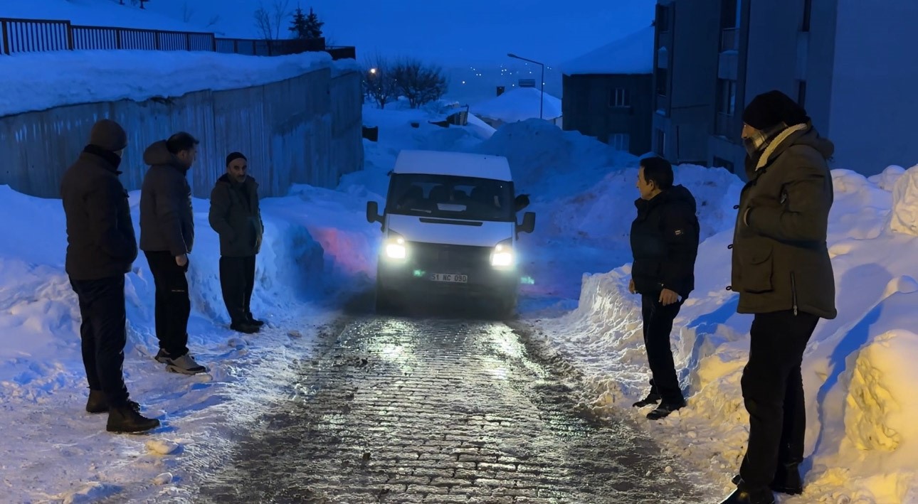 Yüksekova’da buzlu yolda mahsur kalan minibüsü vatandaşlar kurtardı
