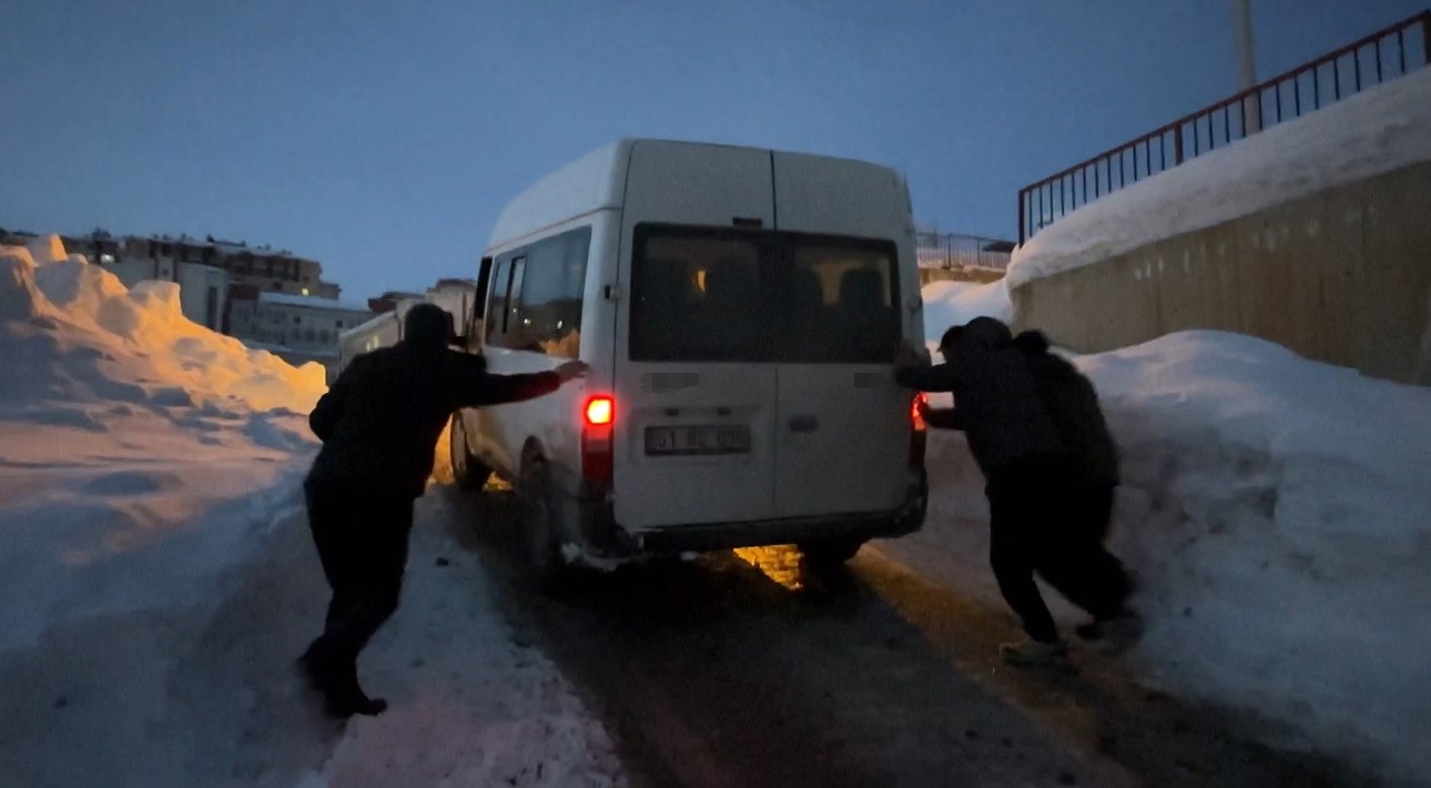 Yüksekova’da buzlu yolda mahsur kalan minibüsü vatandaşlar kurtardı
