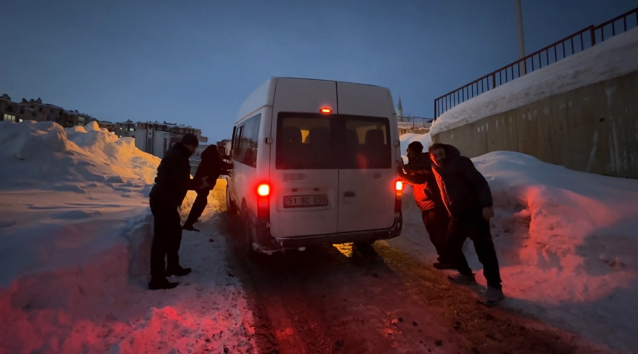 Yüksekova’da buzlu yolda mahsur kalan minibüsü vatandaşlar kurtardı
