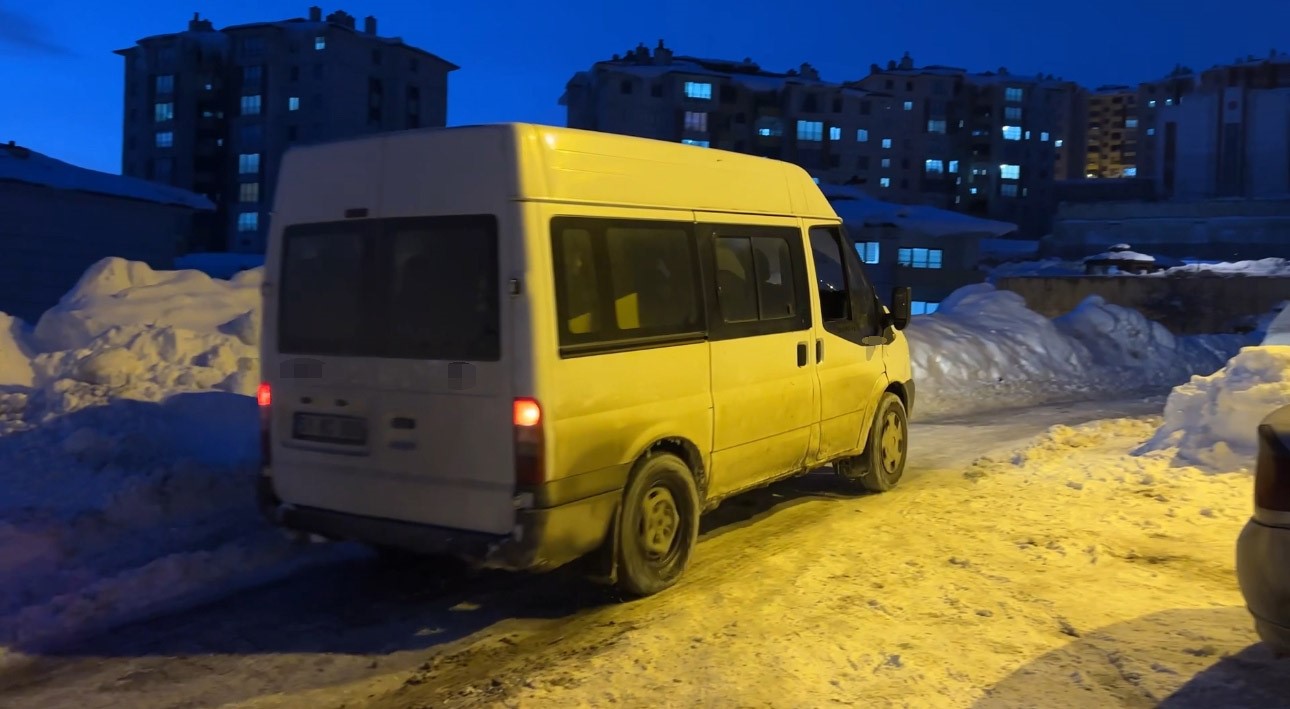 Yüksekova’da buzlu yolda mahsur kalan minibüsü vatandaşlar kurtardı
