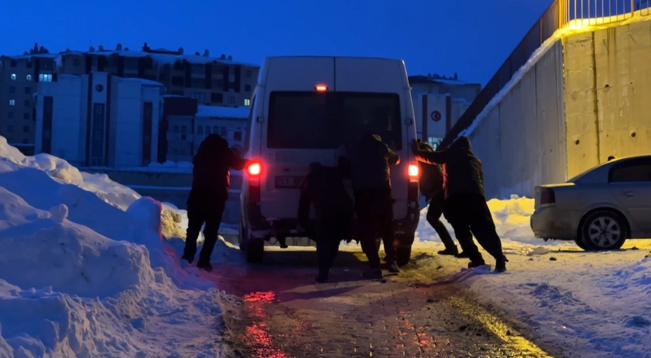 Yüksekova’da buzlu yolda mahsur kalan minibüsü vatandaşlar kurtardı
