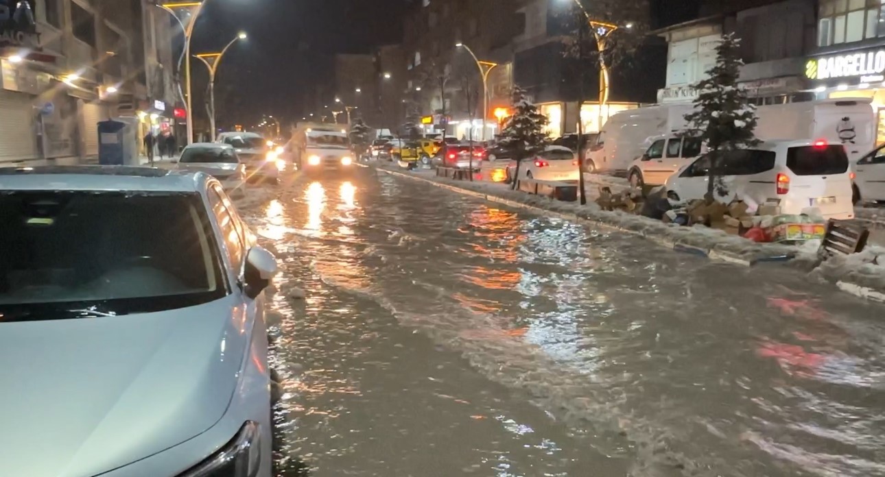 Yüksekova’da caddeler göle döndü, otomobiller adeta suda yüzdü
