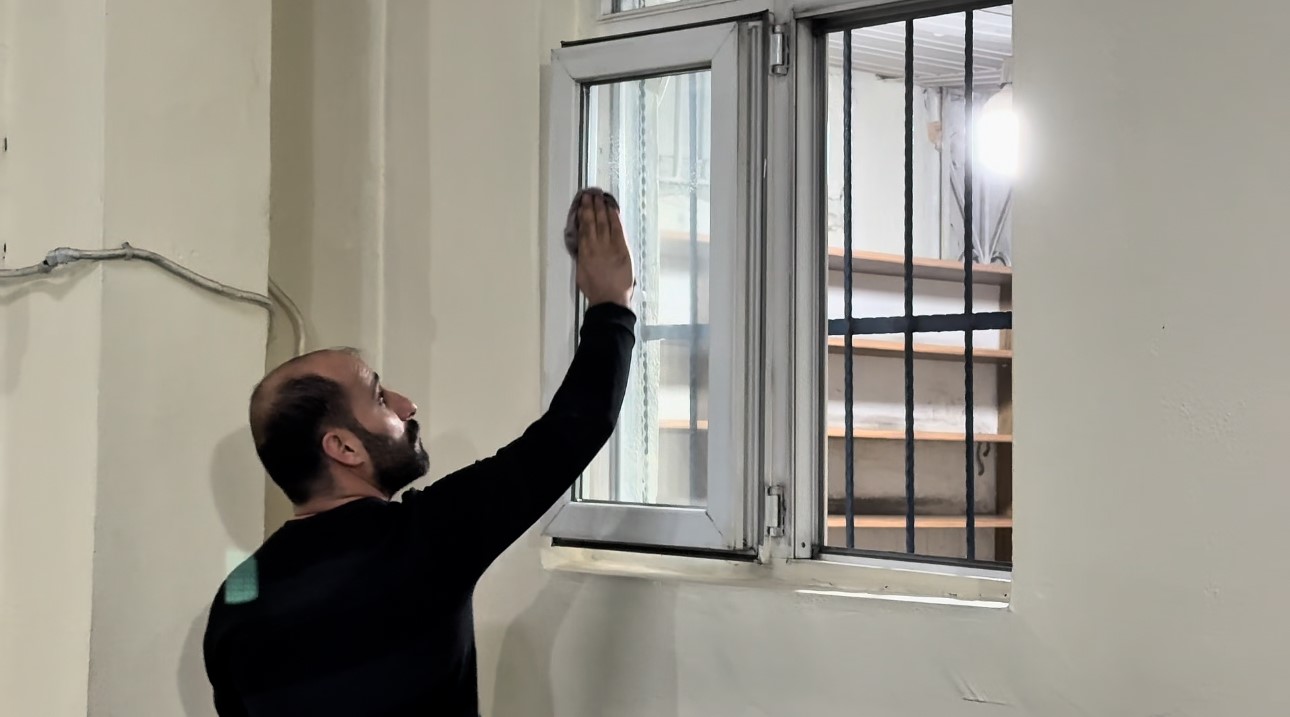 Yüksekova’da camiler Ramazan ayına hazır: İbadethaneler gül kokularıyla arındırıldı
