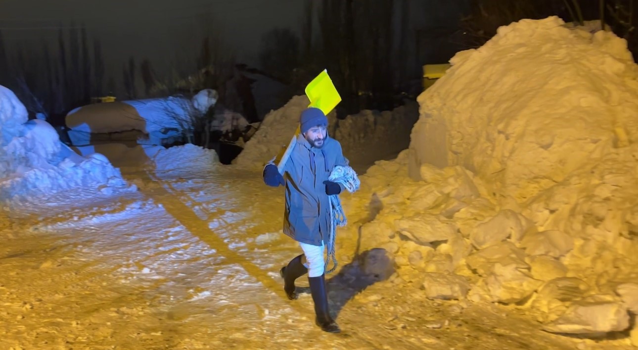 Yüksekova’da cemaat namazdayken çatı çöktü: İmam anons etti, köylü küreği ve halatıyla yardıma koştu
