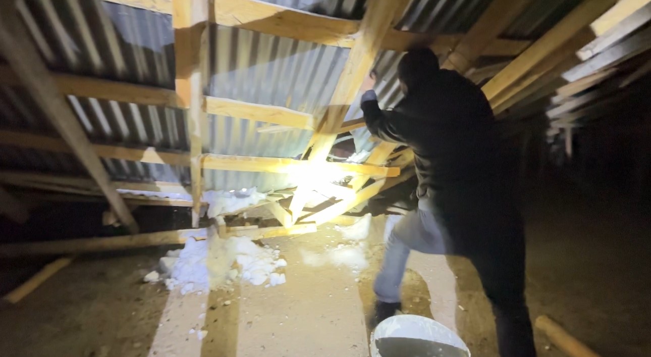 Yüksekova’da cemaat namazdayken çatı çöktü: İmam anons etti, köylü küreği ve halatıyla yardıma koştu
