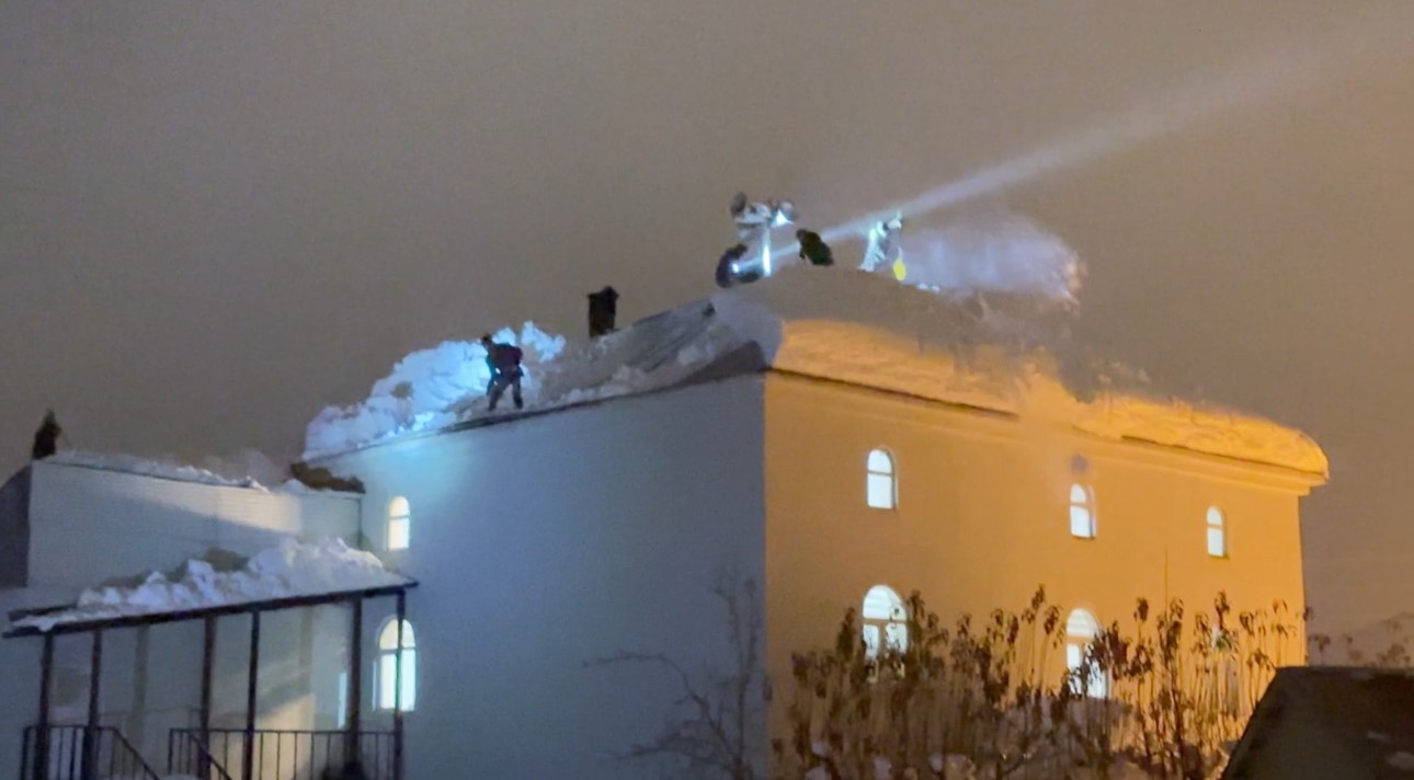 Yüksekova’da cemaat namazdayken çatı çöktü: İmam anons etti, köylü küreği ve halatıyla yardıma koştu
