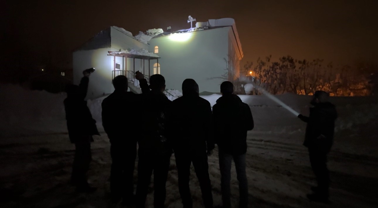 Yüksekova’da cemaat namazdayken çatı çöktü: İmam anons etti, köylü küreği ve halatıyla yardıma koştu
