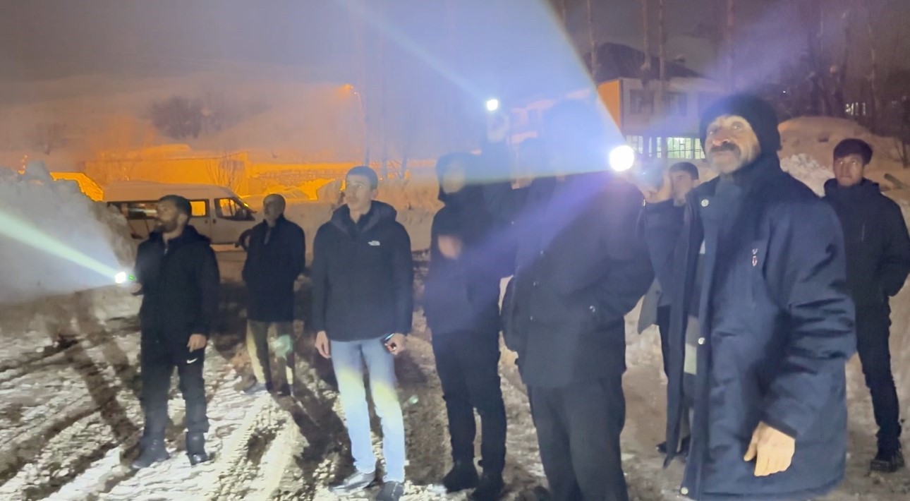 Yüksekova’da cemaat namazdayken çatı çöktü: İmam anons etti, köylü küreği ve halatıyla yardıma koştu
