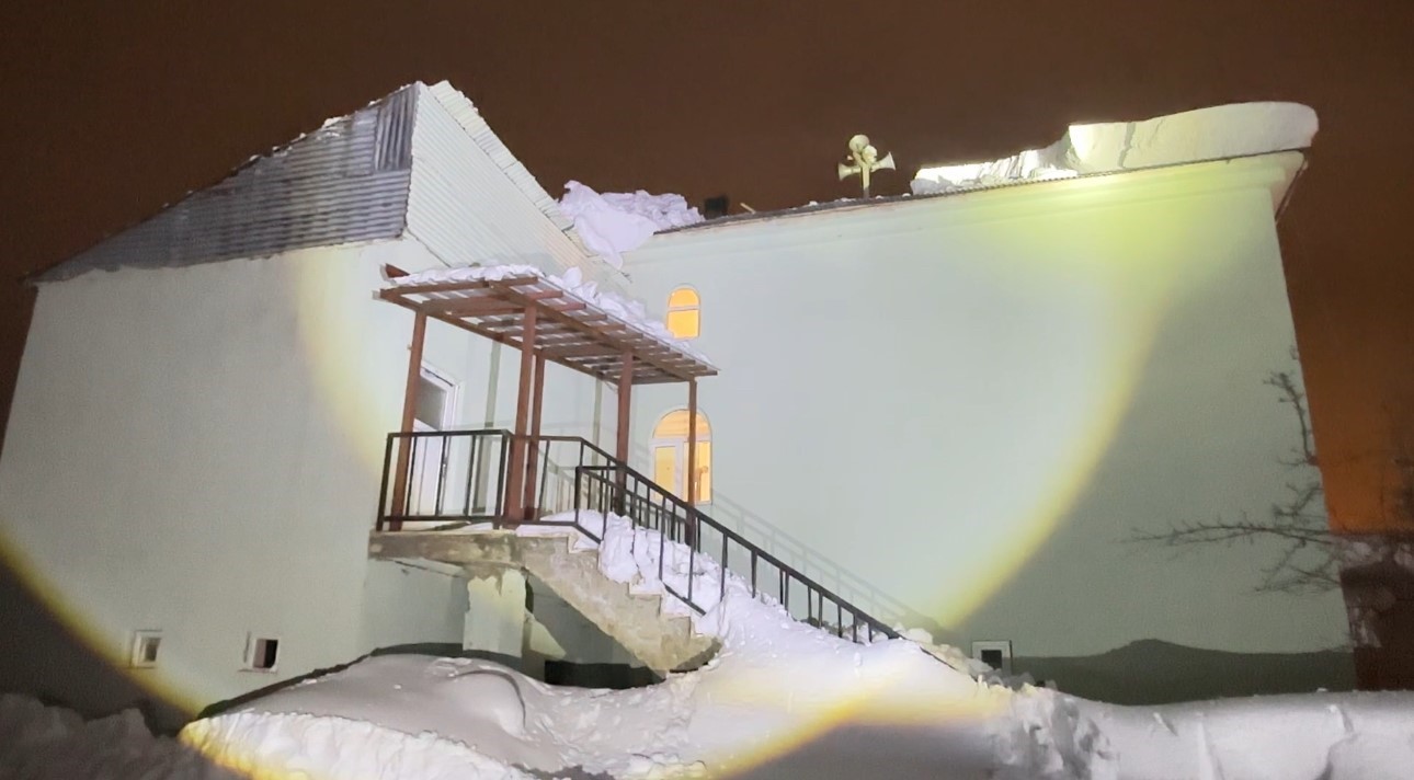 Yüksekova’da cemaat namazdayken çatı çöktü: İmam anons etti, köylü küreği ve halatıyla yardıma koştu
