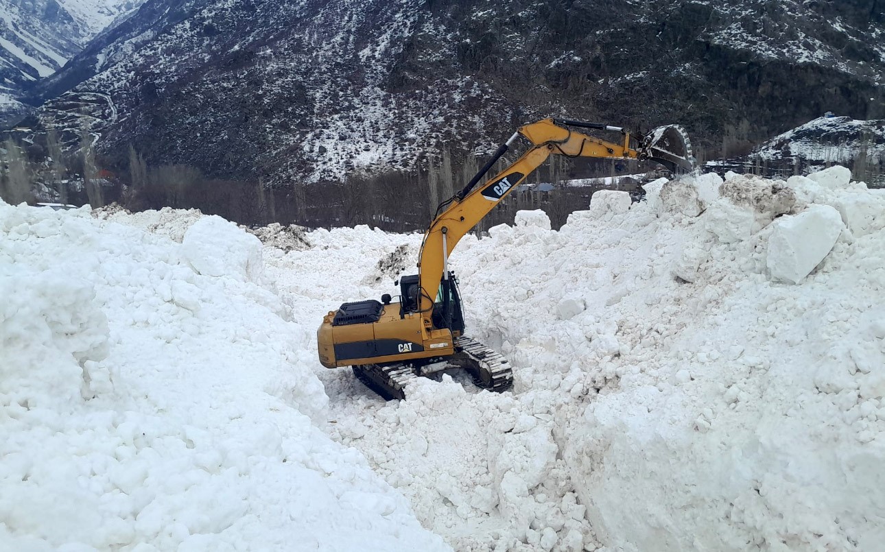 Yüksekova’da çığ meyve bahçelerini yuttu: Köy yolu kar tünelleriyle açılıyor
