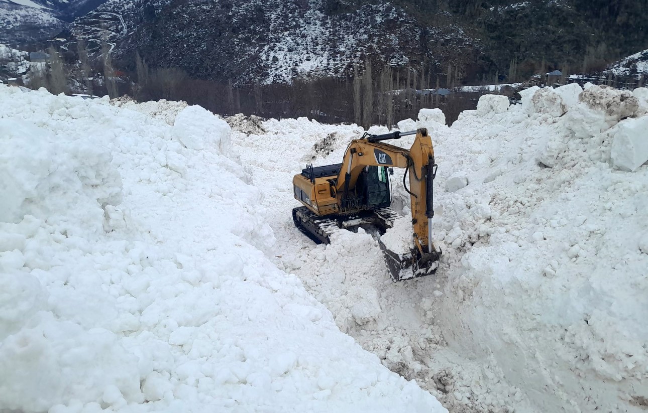Yüksekova’da çığ meyve bahçelerini yuttu: Köy yolu kar tünelleriyle açılıyor
